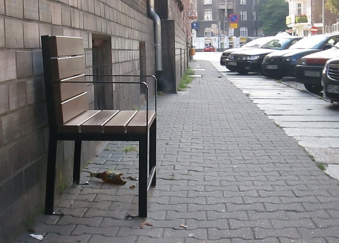 Samotne krzesło na Taczaka w Poznaniu
