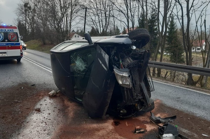 W Niewierzu 34-letni kierowca doprowadził do wywrócenia auta 