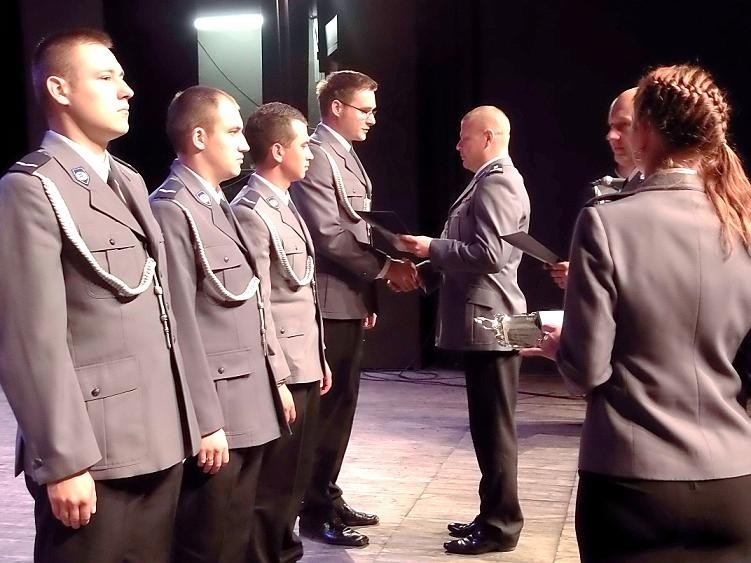 Święto Policji: Kwidzyński policjanci świętowali w teatrze. Przyznano awanse i wyróżnienia [ZDJĘCIA]