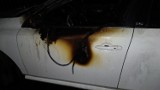 Na Bródnie spłonął źle zaparkowany samochód. Nowy sposób na walkę z fatalnymi kierowcami? 