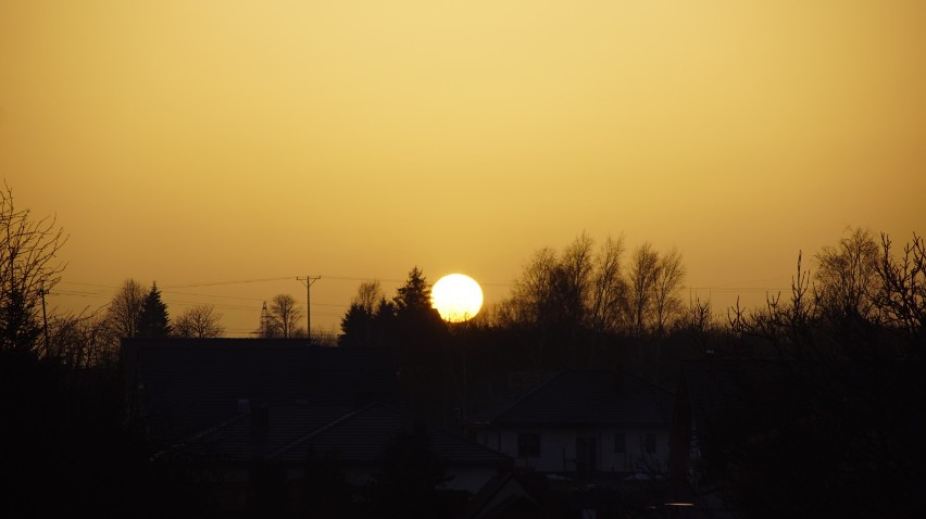 Powiat sławieński: Pył saharyjski nad Polską. Tak wyglądał zachód słońca 25 lutego