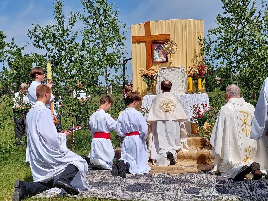 Boże Ciało 2022 w Ostrowcu. Zobacz zdjęcia z procesji w parafii świętego Kazimierza na osiedlu Pułanki