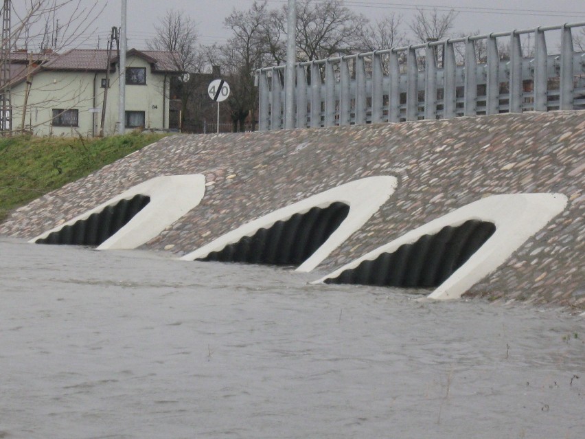 Rzeka Ochnia wylewa i zalewa ulicę Bałtycką