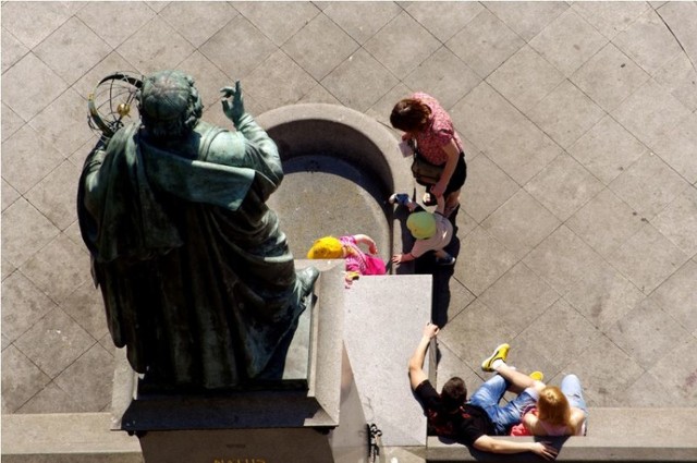 Mikołaj Kopernik patrzy na wszystkich z góry. Czyżby groził palcem? 

Źródło zdjęć: obiezyswiat.org