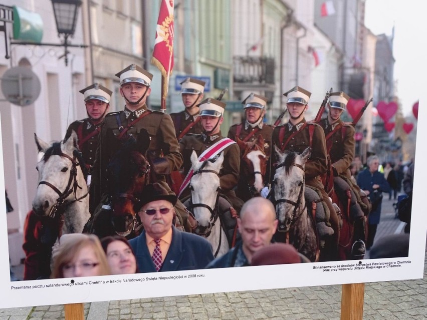 Na ulicy Grudziądzkiej w Chełmnie  czynna jest wystawa zdjęć...