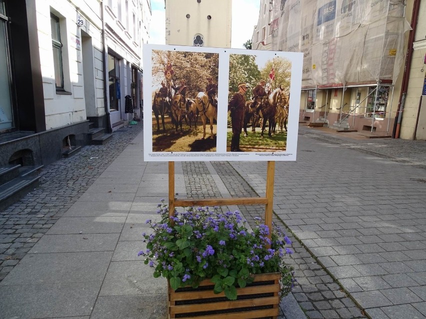 Na ulicy Grudziądzkiej w Chełmnie  czynna jest wystawa zdjęć...