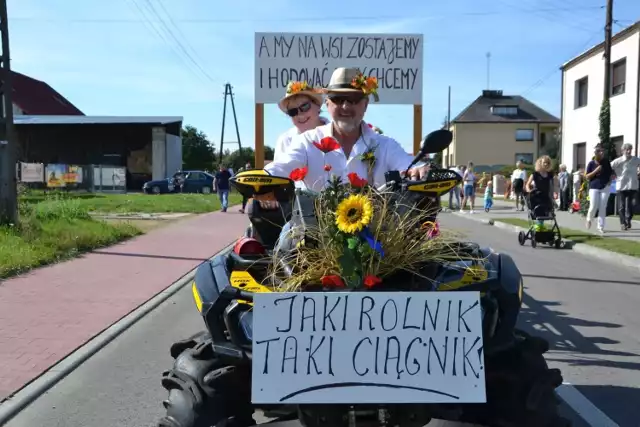 Korowód dożynkowy na ulicach Bieńkowic