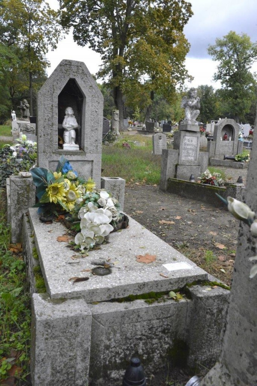 KOŚCIAN. Stary cmentarz parafialny to zabytek, ale wiele historycznych nagrobków jest w opłakanym stanie [ZDJĘCIA]