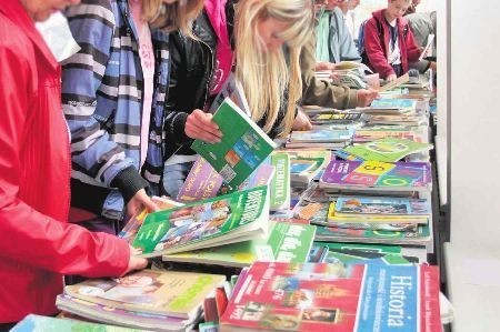 Nauczyciele otrzymują najróżniejsze rabaty i zniżki na podręczniki,  a rodzice nadal płacą wiele