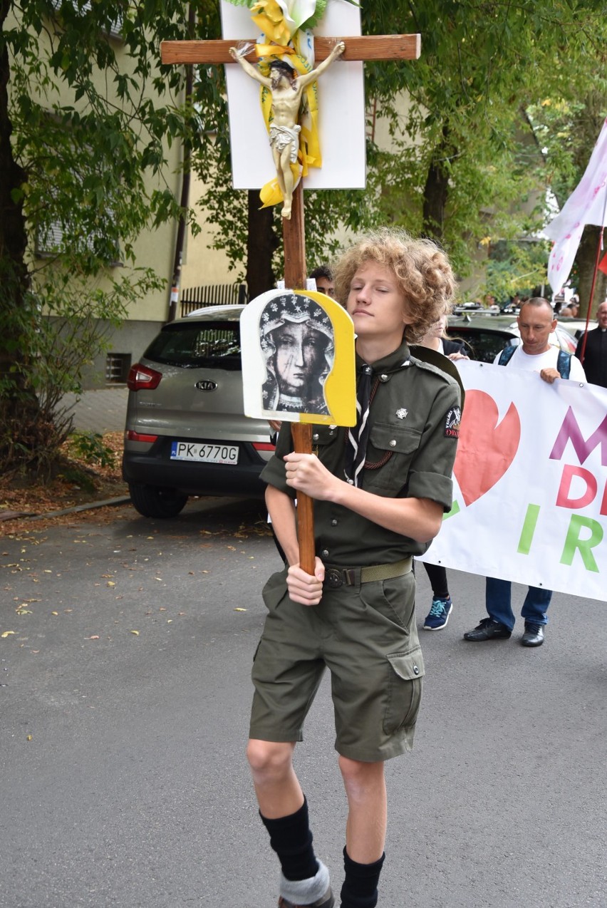 Marsz dla życia i rodziny w Kaliszu. "Hej, hej, życie jest OK" DUŻO ZDJĘĆ