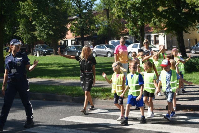 Ogólnopolska akcja "Pomachaj kierowcy" w Pleszewie. Najmłodsi uczyli się bezpiecznie przechodzić przez pasy. Taka akcja ma sens