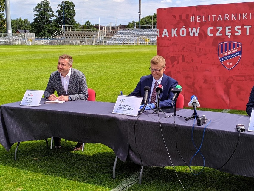 Umowa na budowę stadionu piłkarskiego w Częstochowie...