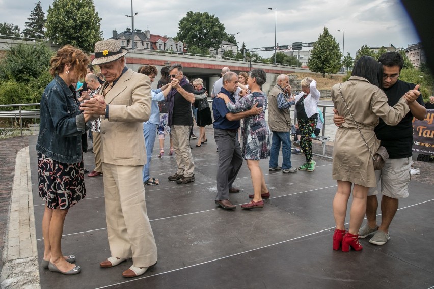 Kraków. Gorące Buenos na Rondzie Mogilskim. Otwarte lekcje tanga dla początkujących [GALERIA]