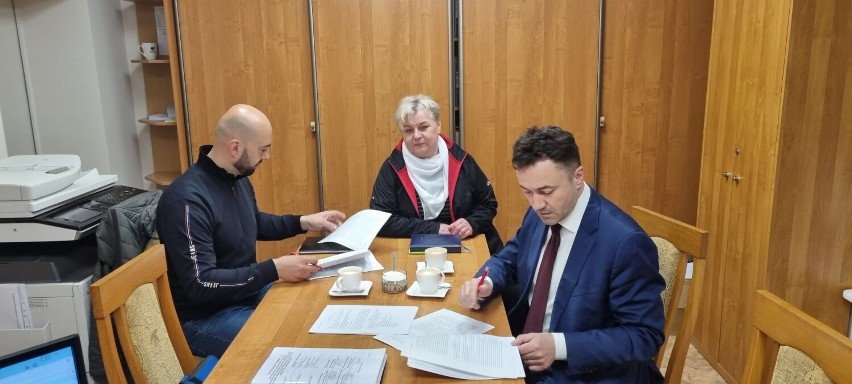 Podpisano umowę na budowę świetlicy wiejskiej w Chojnikach!