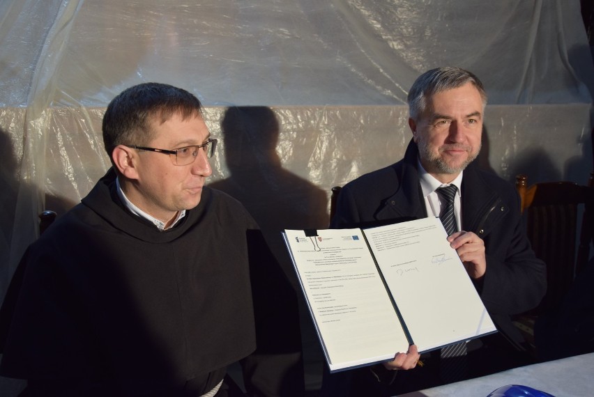 Marszałek Marek Woźniak podpisał umowę na remont kościoła...