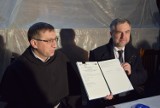 Marszałek Marek Woźniak podpisał umowę na remont kościoła franciszkanów [FOTO]