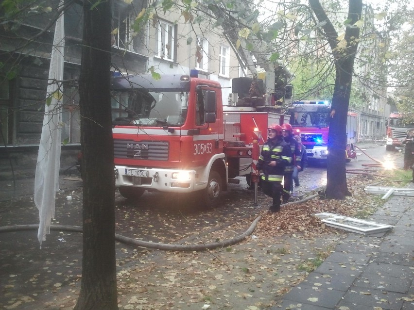 Wybuch gazu w kamienicy przy ul. Kruczej w Łodzi. 3 osoby zostały ranne [ZDJĘCIA, FILM]