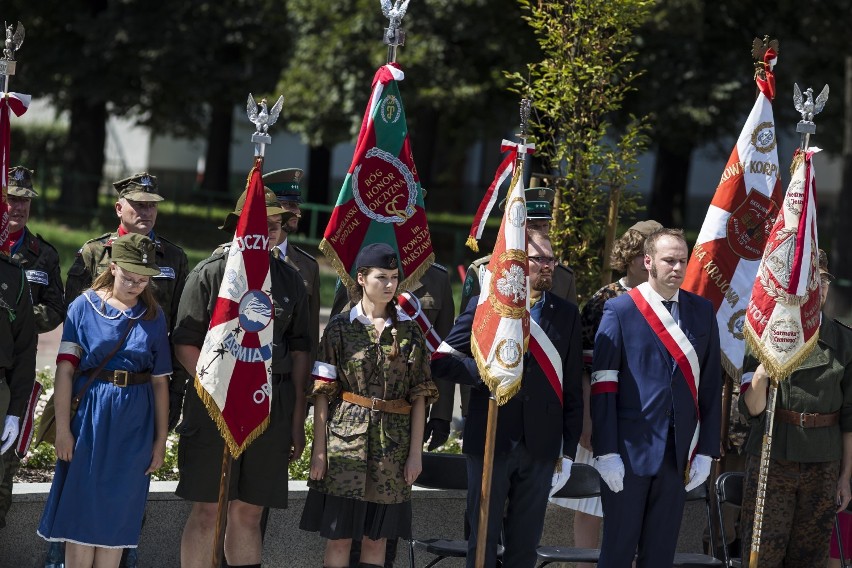 74. rocznica wybuchu Powstania Warszawskiego. Hołd bohaterom oddano pod pomnikiem Armii Krajowej