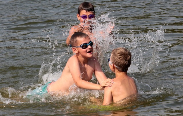 Ostatnie dni wakacji dają się we znaki wysoką temperaturą i ci co mogą znajdują ochłodę na plażach nad jeziorem Rudnickim.