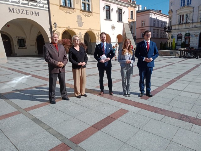 Kandydaci na posłów z list Konfederacji podczas sobotniej konferencji prasowej na Rynku w Tarnowie