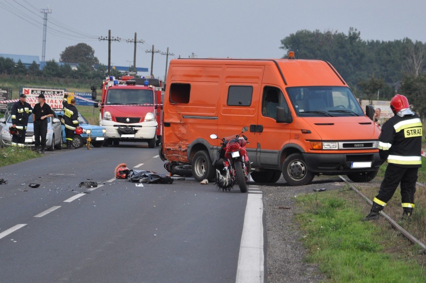 Mateusz po uderzeniu w dostawcze auto został uderzony przez...