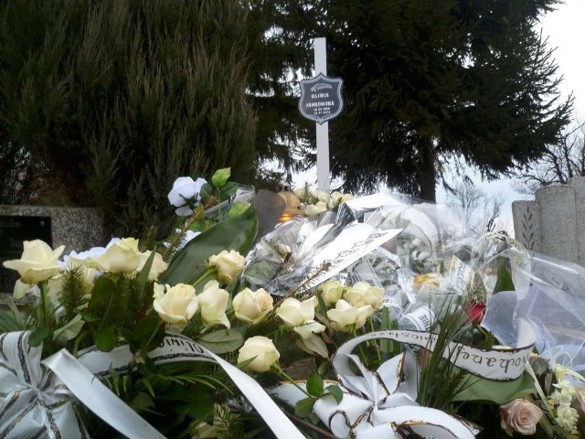 Dziś o godzinie 14.00 na cmentarzu w Wilczynie odbyły się uroczystości pogrzebowe tragicznie zmarłej Oliwii.

Zobacz więcej: Na cmentarzu w Wilczynie pochowano Oliwię
