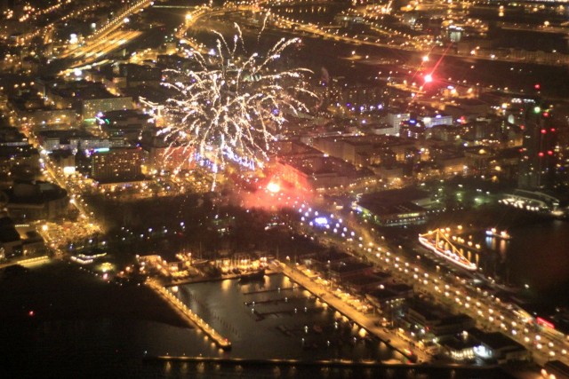 Na Targu Węglowym w Gdańsku, na miejskim lodowisku w Sopocie i na Skwerze Kościuszki w Gdyni mieszkańcy Trójmiasta przywitali Nowy 2013 Rok na Pomorzu. Aeroklub Gdański udostępnił nam zdjęcia z sylwestrowej nocy, robione z pokładu samolotu. 

Zdjęcia znajdziesz TUTAJ

Zobacz także: Sylwester w Trójmieście. Pod niebo strzelały fajerwerki [ZDJĘCIA]