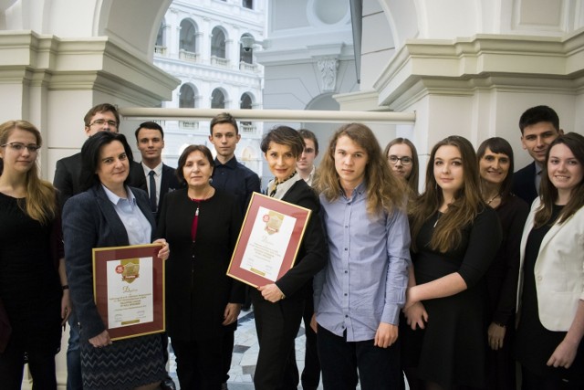 W środę dyrektorki obu szkół wraz z delegacją uczniów odebrały na Politechnice Warszawskiej dyplomy dla najlepszych szkół ponadgimnazjalnych Opolszczyzny.