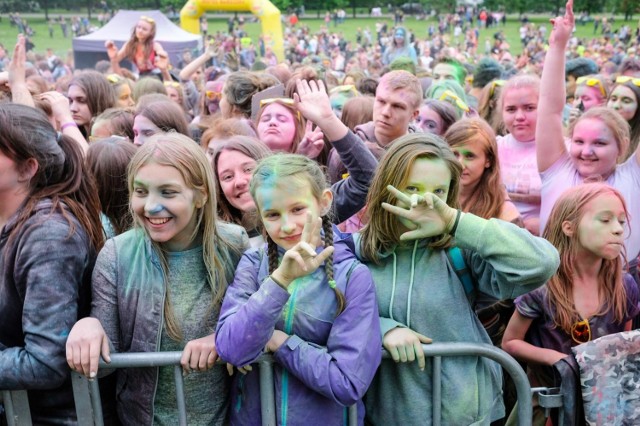 Festiwal Kolorów 2017: Tłumy chętnych do zabawy w Poznaniu i barwny park Kasprowicza