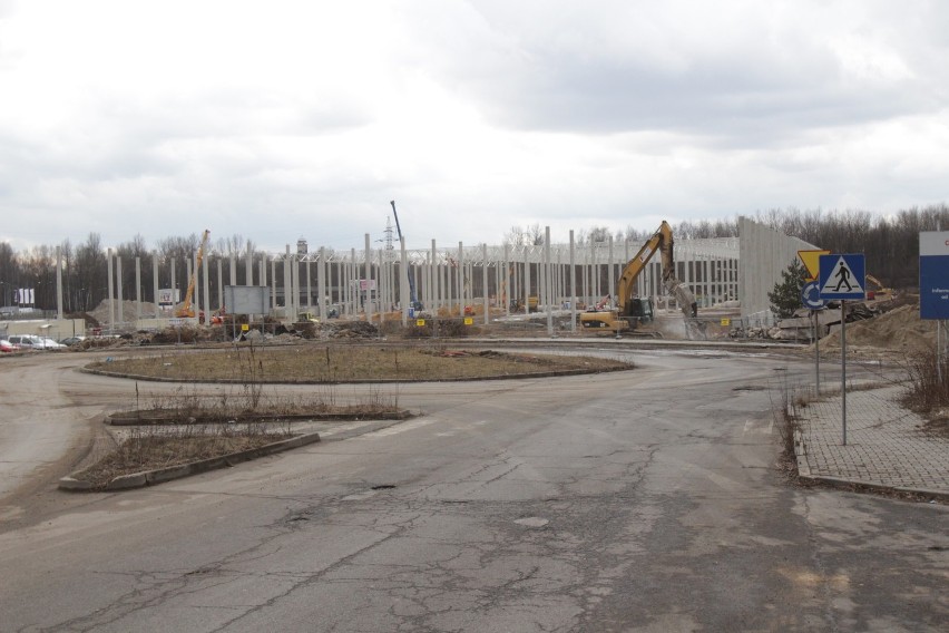 Konstrukcja centrum logistycznego w Sosnowcu Milowicach już dobrze widoczna. Powstaje Hillwood Zagłębie