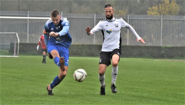 IV liga małopolska, grupa zachodnia. Unia Oświęcim - Wiślanie Jaśkowice 2:4. Na zdjęciu: Arkadiusz Czapla (z lewej) przywrócił oświęcimianom wiarę w zdobycz punktową w konfrontacji przeciwko jednemu z głównych kandydatów do awansu.