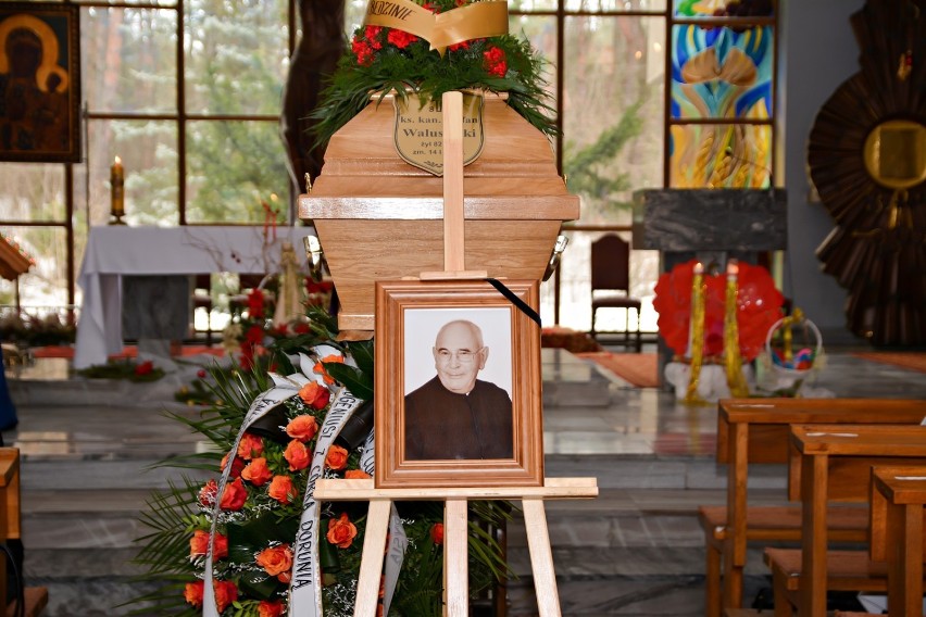 Pogrzeb ks. kanonika Stefana Walusińskiego. Żegnał go ks. biskup Grzegorz Kaszak
