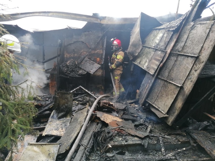 Spłonął doszczętnie drewniany dom w Hniszowie. Zobacz zdjęcia