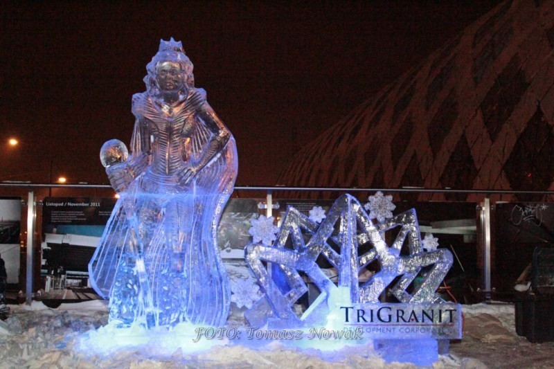Rzeźba "Królowa Śniegu" przy dworcu PKP