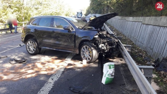 Wypadek na Słowacji: Nie milkną echa tragicznego wypadku na Słowacji spowodowanego przez Polaków w luksusowych samochodach. Media u naszych sąsiadów mocno krytykują zachowanie kierowców porsche, mercedesa i ferrari. "Jechali jak idioci, zabili niewinnego ojca"  - pisze jeden ze słowackich portali.