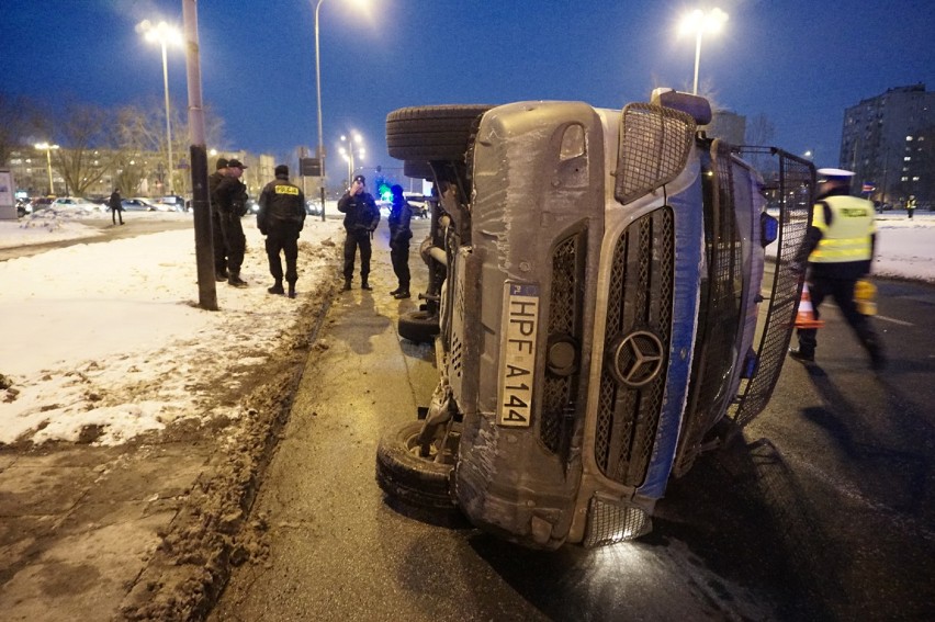 Radiowóz przewrócony na bok. Wypadek na Wyszyńskiego w Łodzi [ZDJĘCIA]