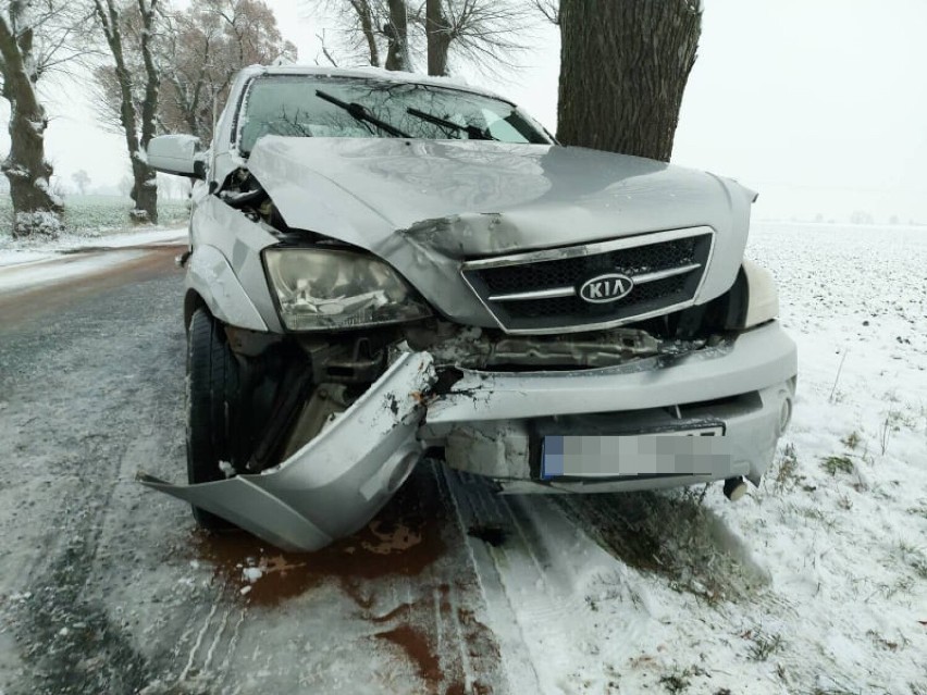 Dwie kolizje na śliskich drogach w powiecie rawickim. Do jednej doszło koło Jutrosina, do drugiej na S5 [ZDJĘCIA]