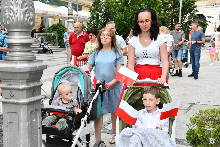 Setki osób wzięły udział w Marszu dla Życia i Rodziny ulicami Kielc. Zwieńczeniem Marszu jest X Uwielbienie w Centrum Miasta