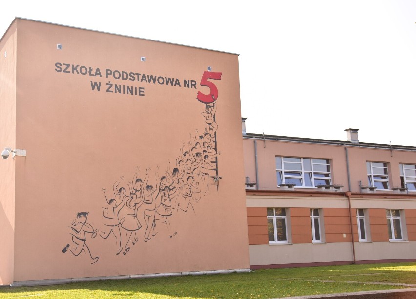 Szkołę Podstawową nr 5 w Żninie otwarto w 1997 roku. W tym...
