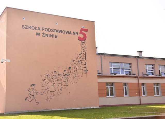 Szkołę Podstawową nr 5 w Żninie otwarto w 1997 roku. W tym samym roku rozpoczęła się budowa sali gimnastycznej. Pierwszym dyrektorem była Hanna Czajkowska.