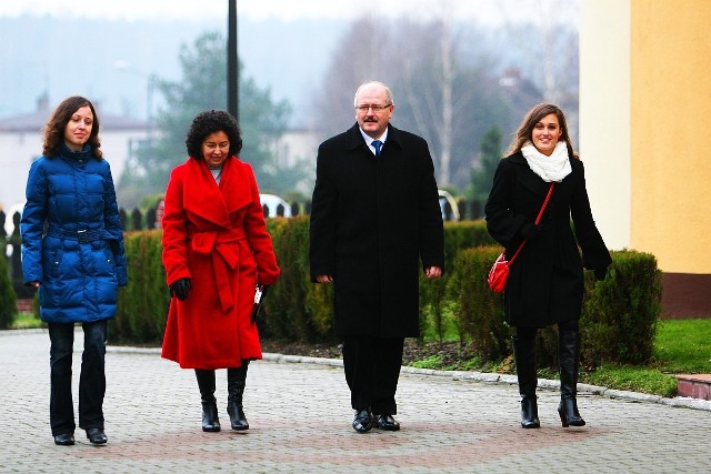 Prezydent Katowic Piotr Uszok idzie głosować z rodziną
