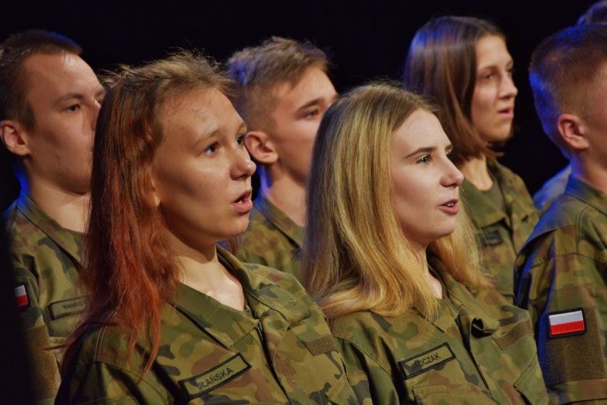 Patriotyczny koncert odbył się w Teatrze Miejskim w ramach unijnego projektu Specjalnego Ośrodka Szkolno-Wychowawczego w Sieradzu (fot)