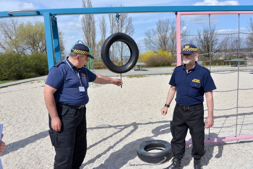 Na pierwszy ogień poszły place zabaw na Białogonie, Bocianku...