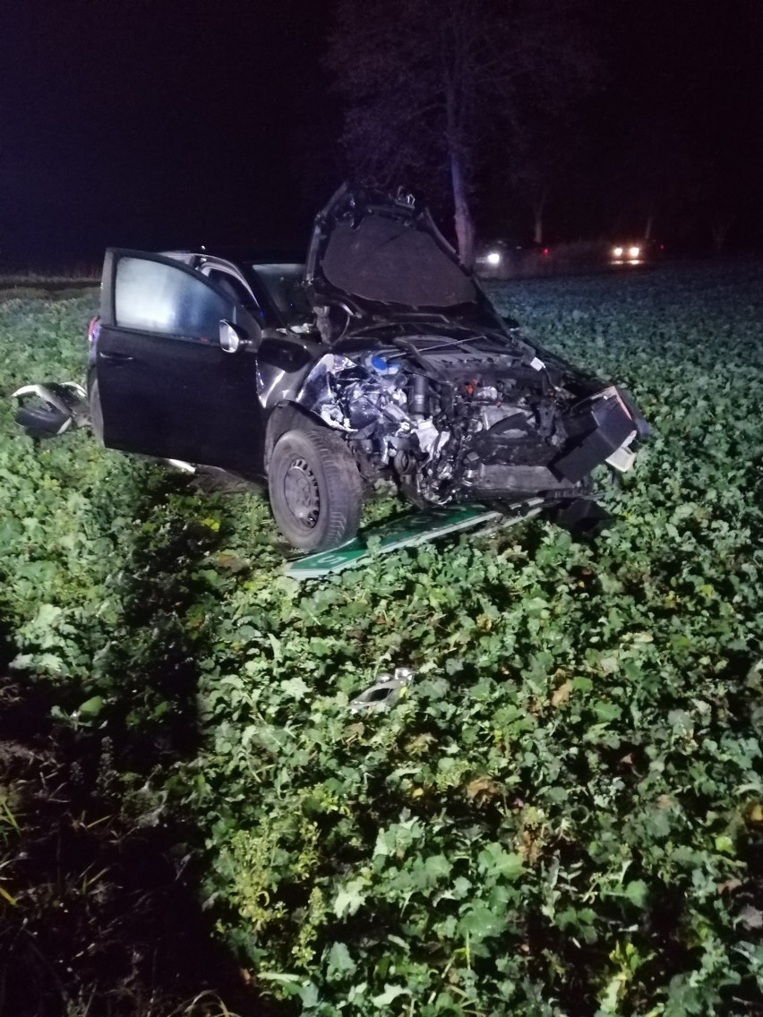 Gm. Kaźmierz. Samochody osobowe zderzyły się w Pólku. Poszkodowani trafili do szpitala [ZDJĘCIA]