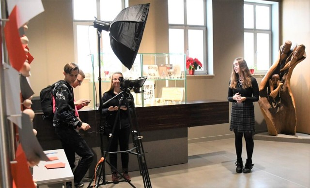 Uczniowie z "Chemika" w Oświęcimiu realizują film promocyjny "Prosto do turysty". Byli m.in. w Muzeum Pamięci Mieszkańców Ziemi Oświęcimskiej