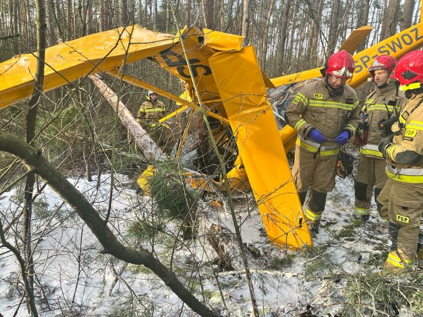 Samolot spadł do lasu w Słonawach koło Obornik. Na miejsce wzywane są służby odnośnie katastrof lotniczych