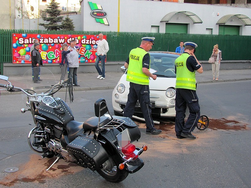 Wypadek na ulicy Chopina w Kaliszu. Ranny motocyklista w szpitalu. FOTO