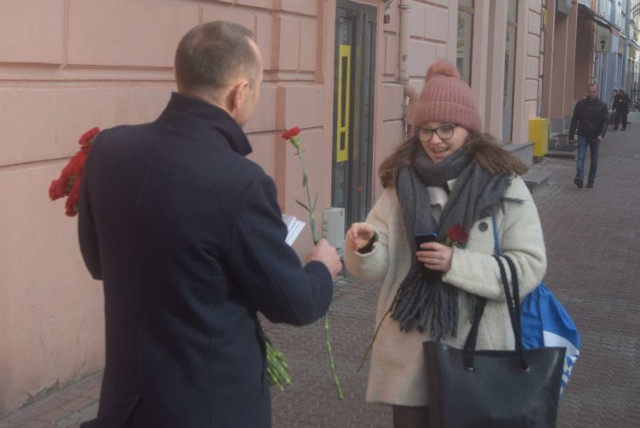 Działacze SLD rozdawali kwiaty z okazji Dnia Kobiet