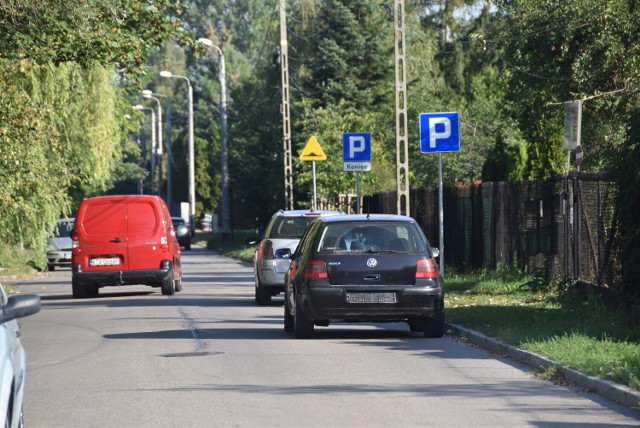 Ulica Ostrogskich objęta jest strefą zamieszkania, ale wyznaczono na niej miejsca do parkowania, gdzie można pozostawiać samochody bez obaw o mandat. Korzystają z nich zarówno działkowcy, jak i petenci wydziału komunikacji