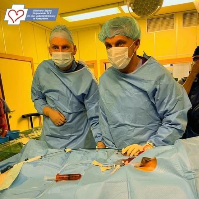 Innowacyjny stymulator jest umieszczony bezpośrednio w prawej komorze serca, a cała procedura jego wprowadzenia odbywa się poprzez nakłucie żyły udowej. Jest to ratunek dla osób, u których z różnych przyczyn niemożliwe jest wszczepienie klasycznego rozrusznika